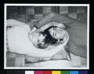 Celia e Ossie fotografati da Norman Bain nel 1967 nel loro appartamento in Putney a Londra © Norman Bain
