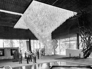 Grande lampadario a poliedri nel padiglione del Veneto a Italia 61, Torino, progetto Carlo Scarpa, 1961